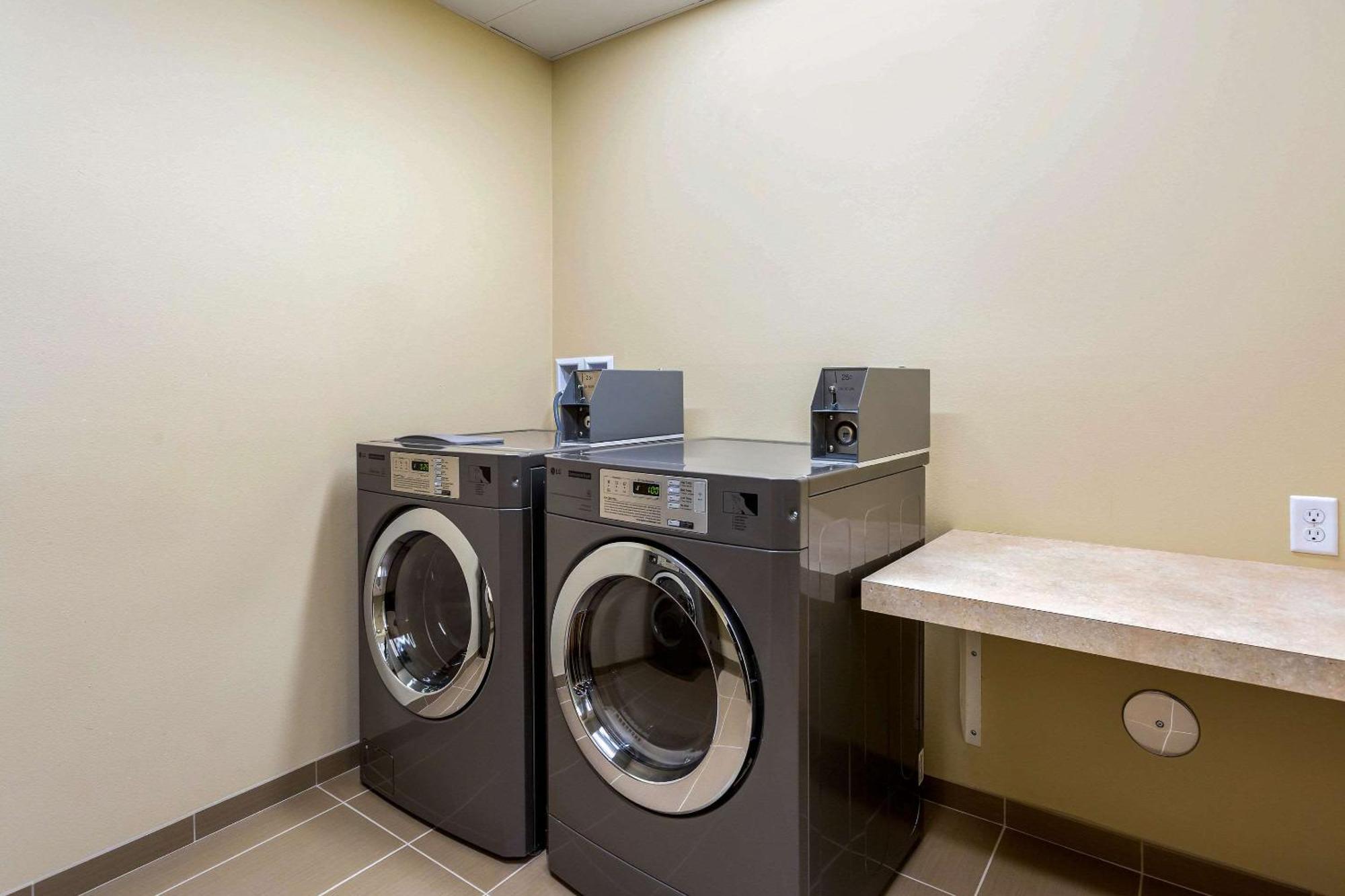 Comfort Suites Burlington Near I-5 Bagian luar foto