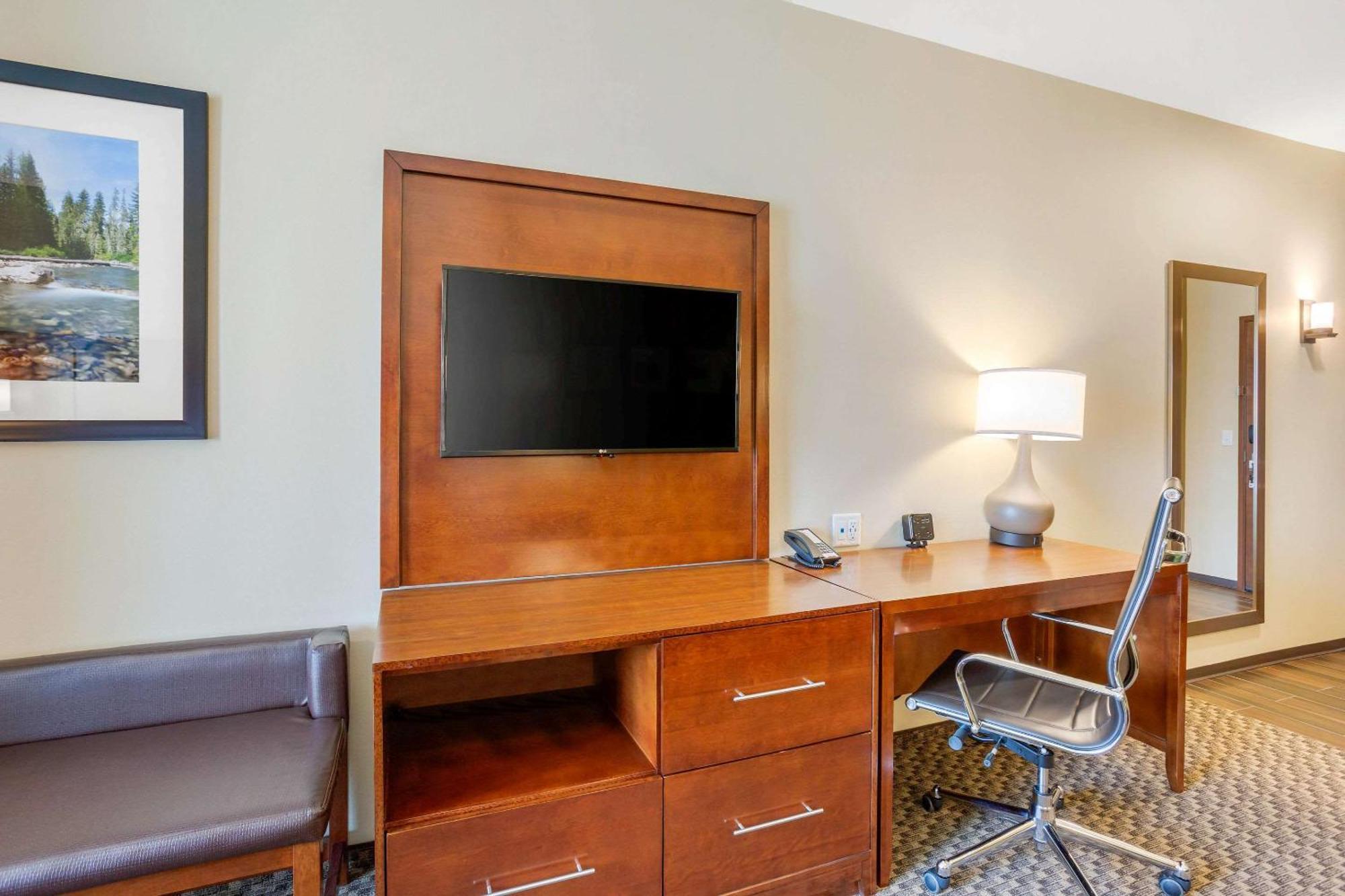 Comfort Suites Burlington Near I-5 Bagian luar foto