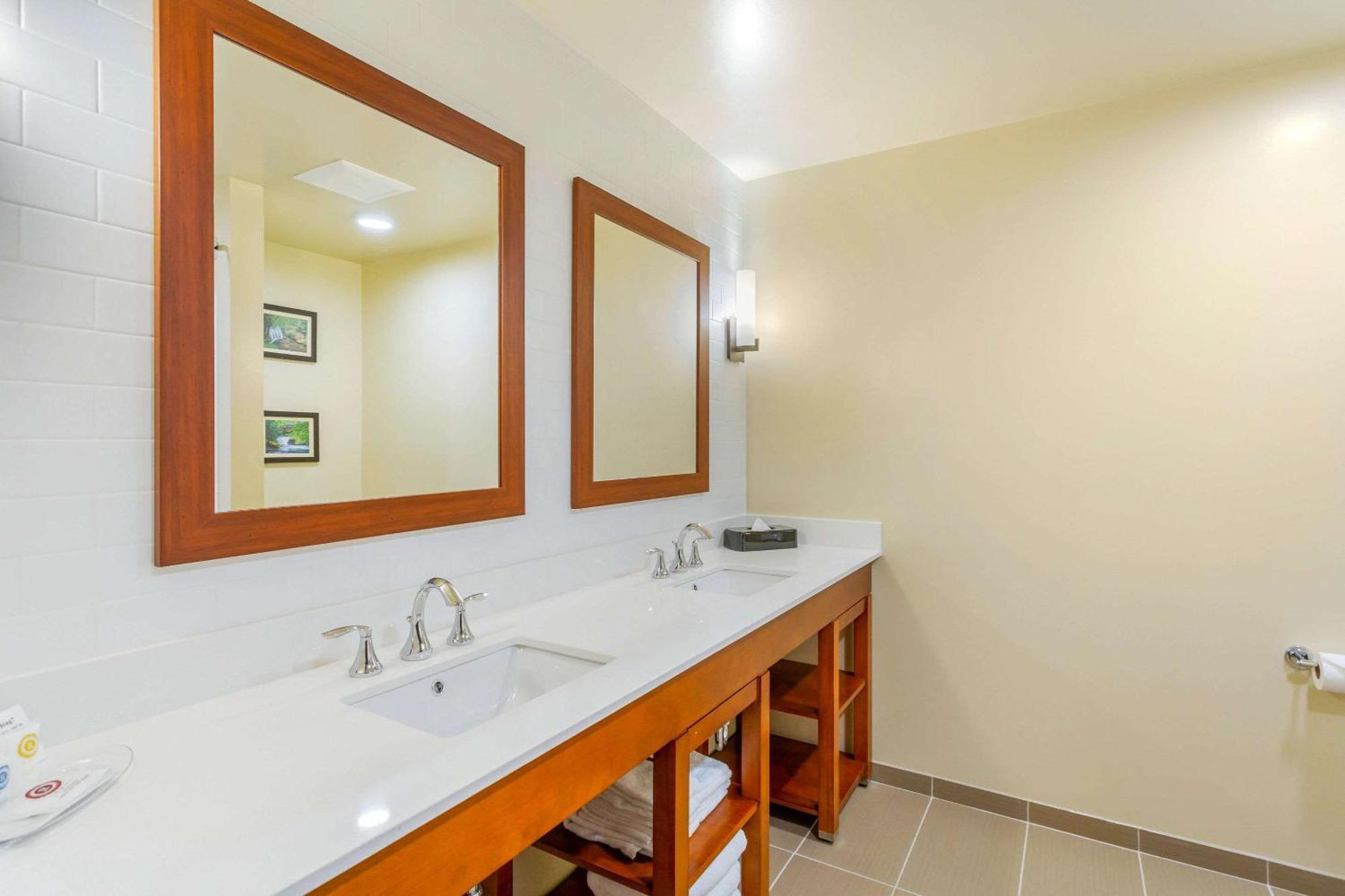Comfort Suites Burlington Near I-5 Bagian luar foto