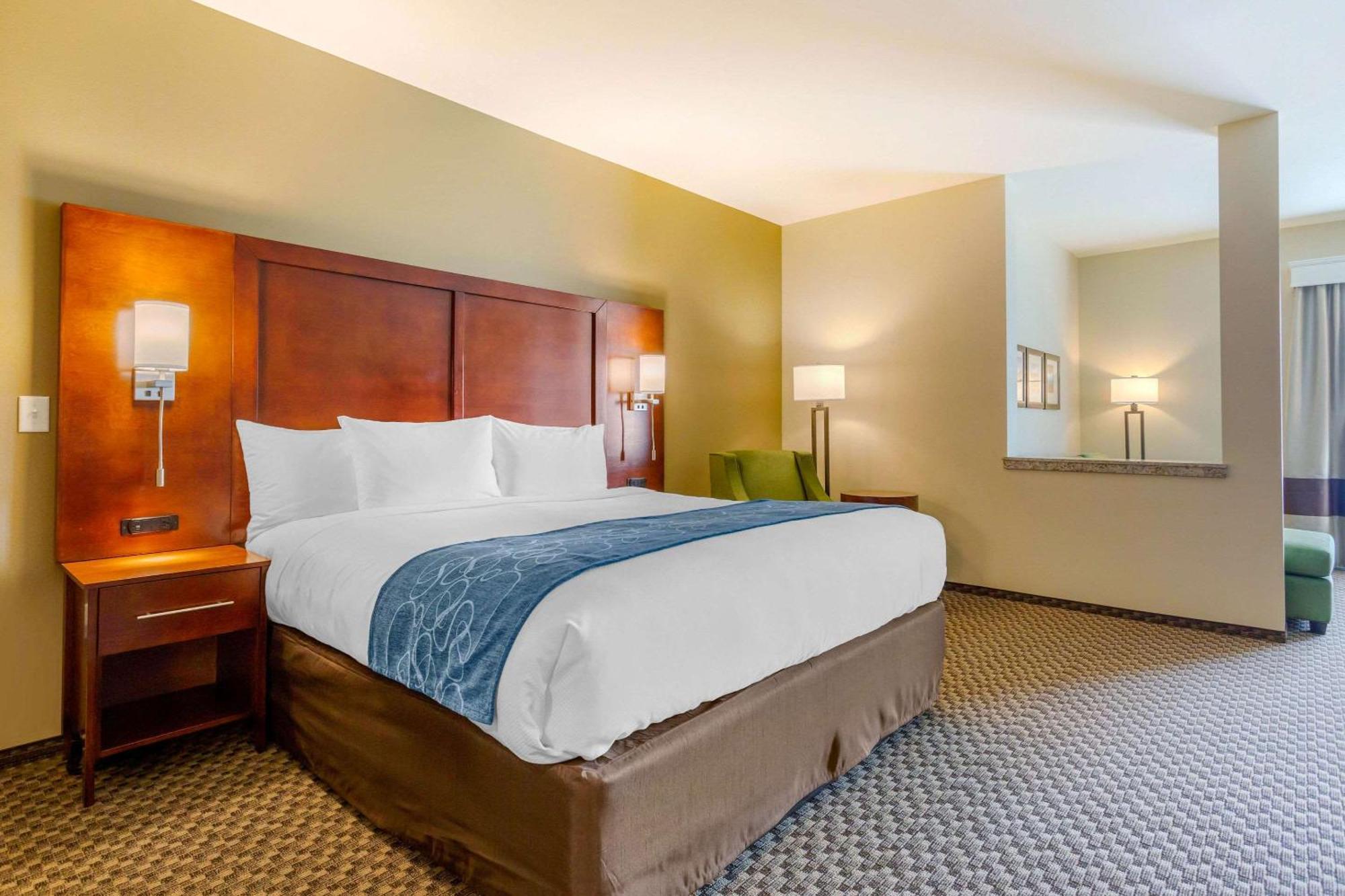 Comfort Suites Burlington Near I-5 Bagian luar foto