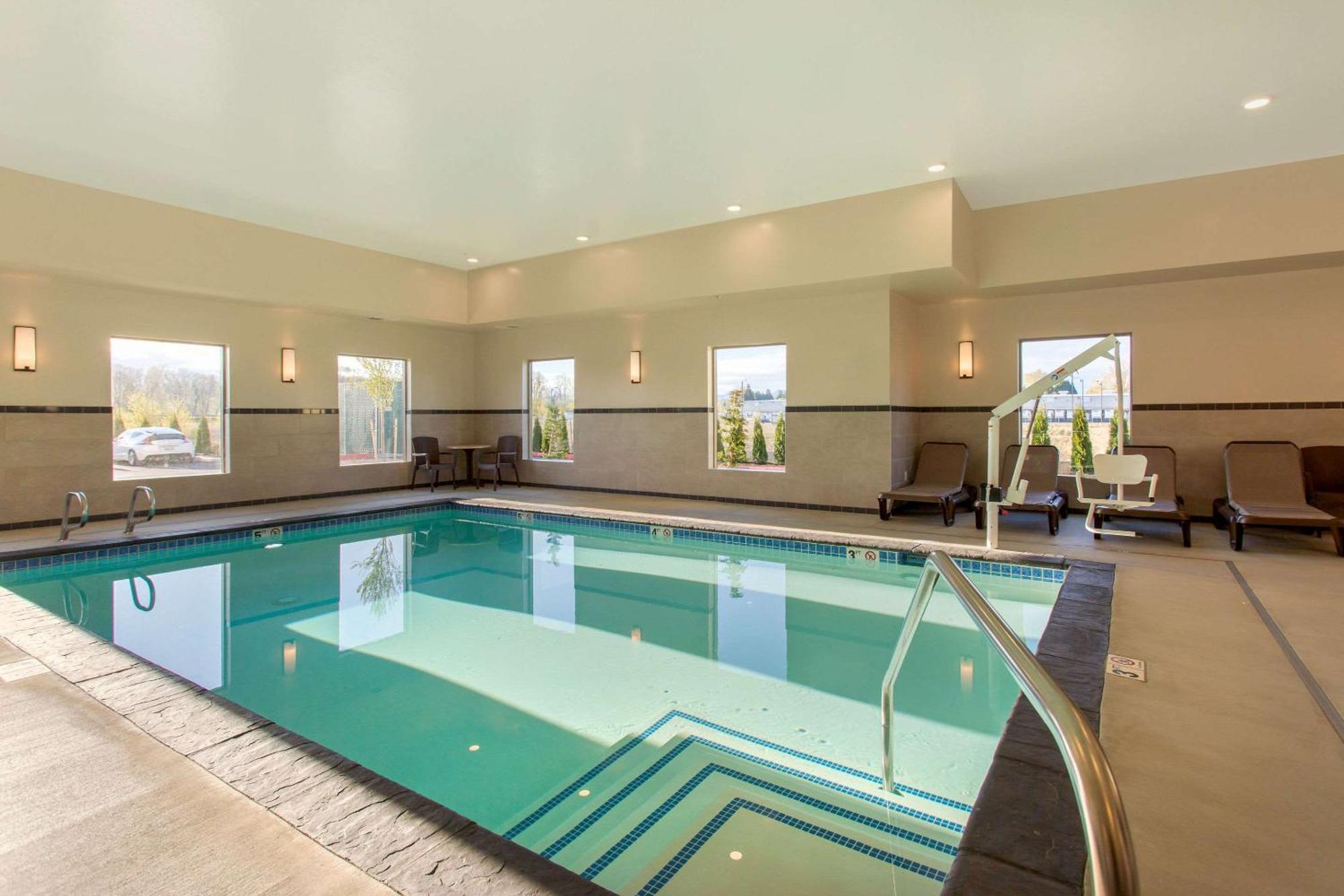 Comfort Suites Burlington Near I-5 Bagian luar foto