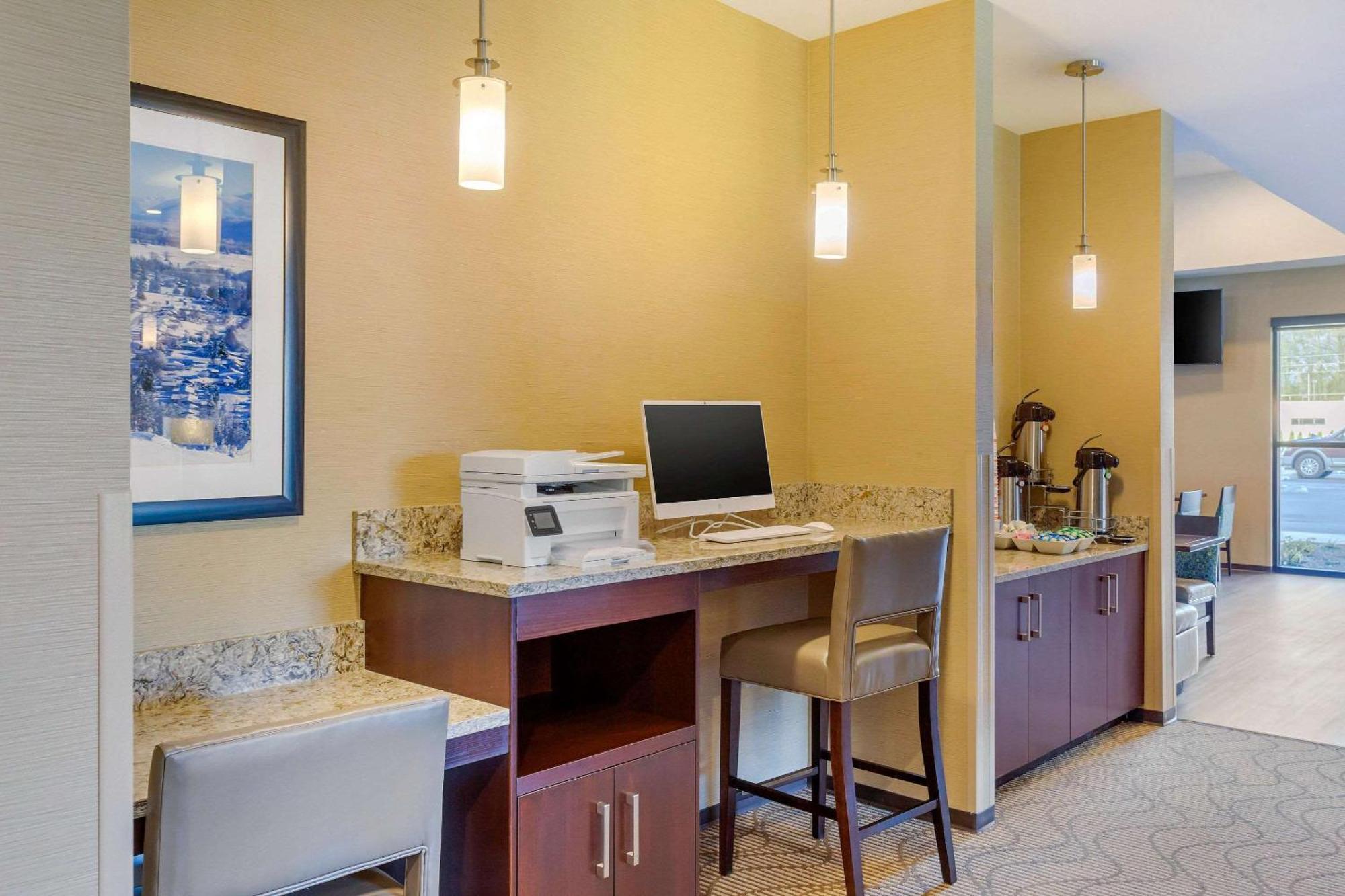 Comfort Suites Burlington Near I-5 Bagian luar foto