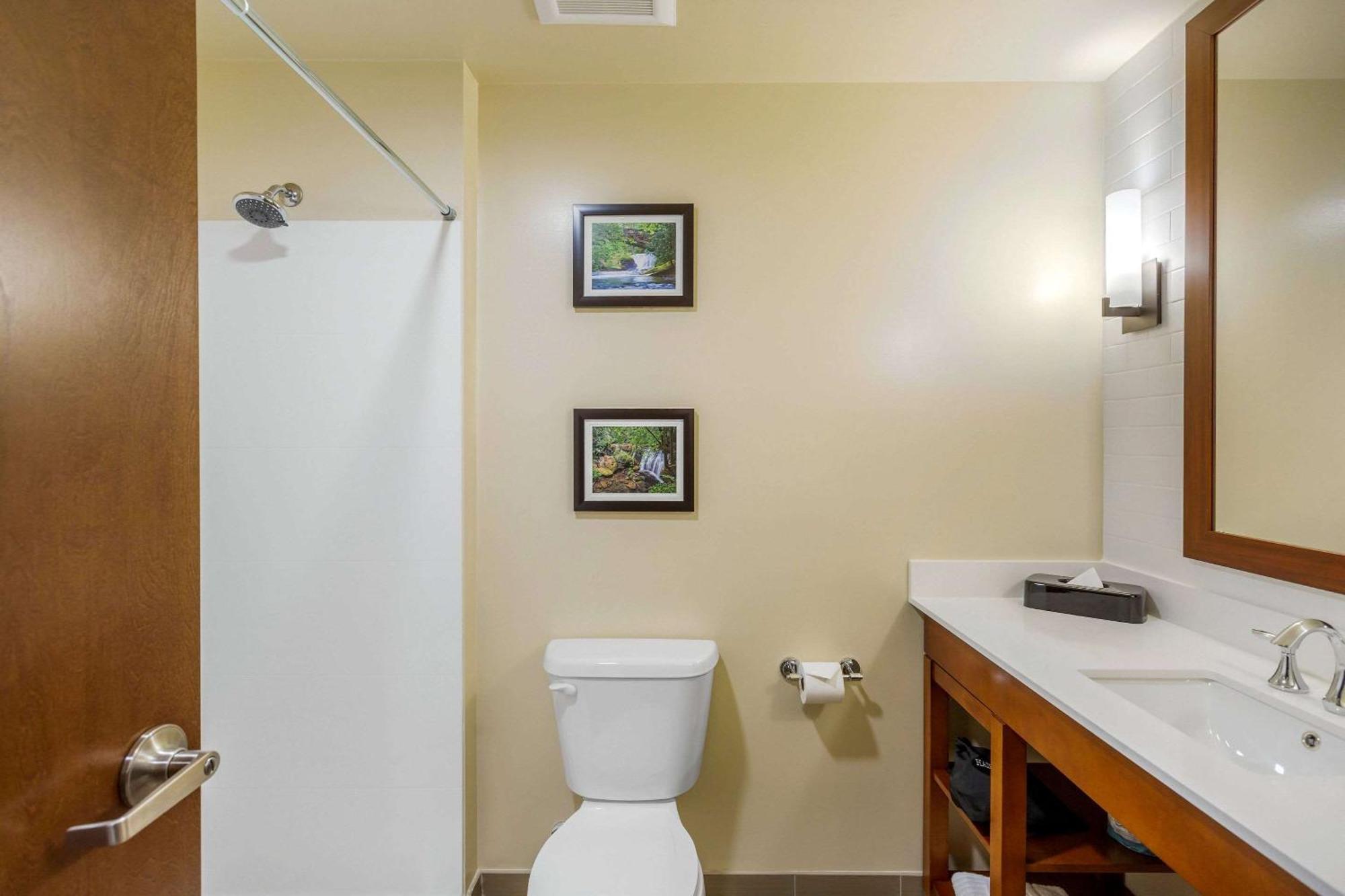 Comfort Suites Burlington Near I-5 Bagian luar foto
